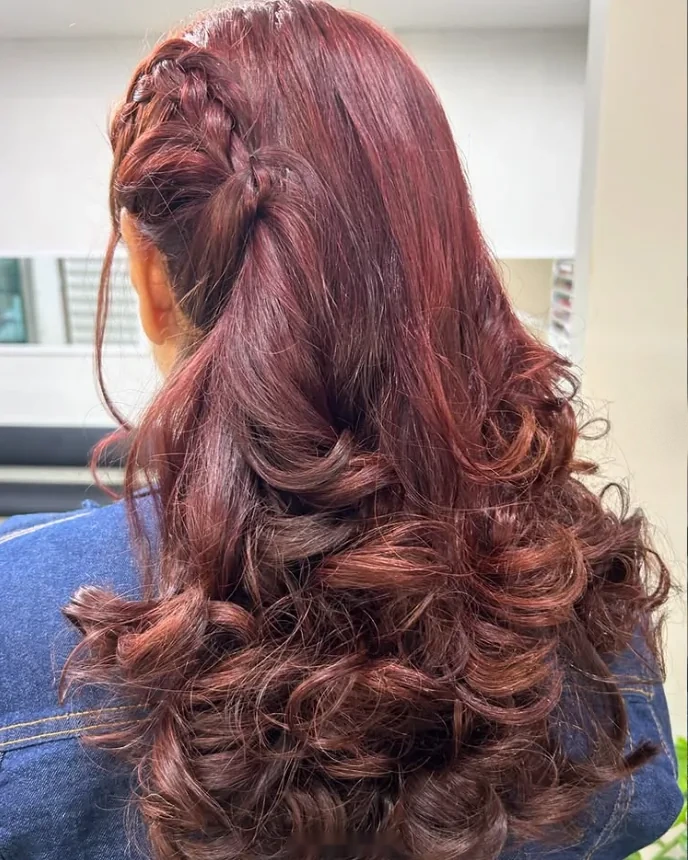 Penteado com cabelo ruivo e cachos