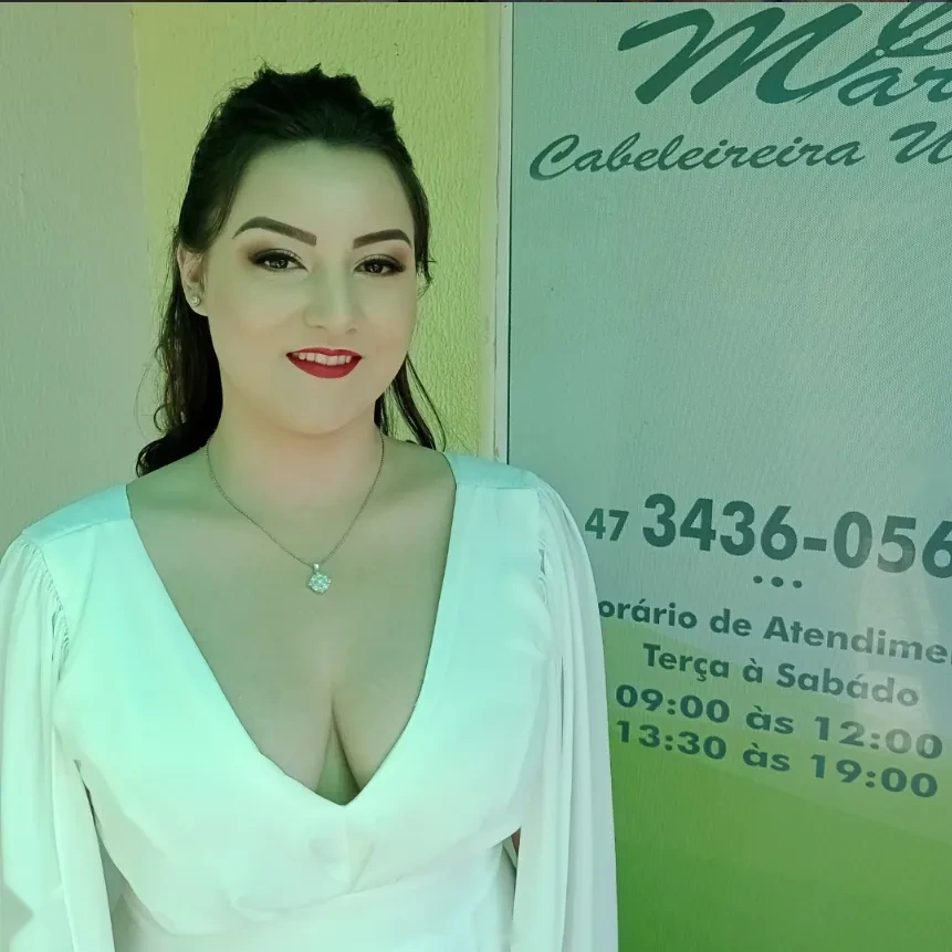 Cliente produzida em frente ao Mary Cabeleireira Unissex
